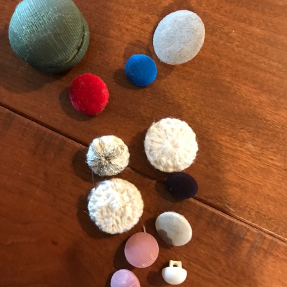 VINTAGE ASSORTMENT OF BUTTONS - Picture 6 of 8